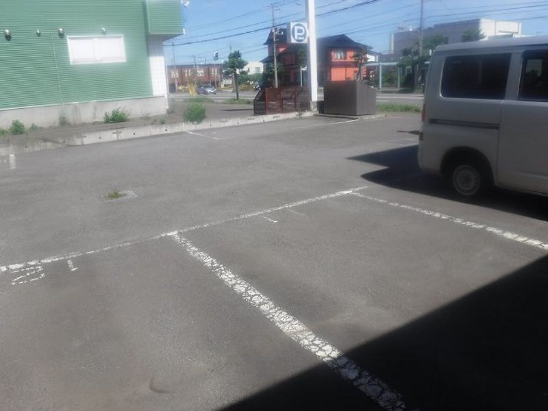 レオパレス若草 駐車場