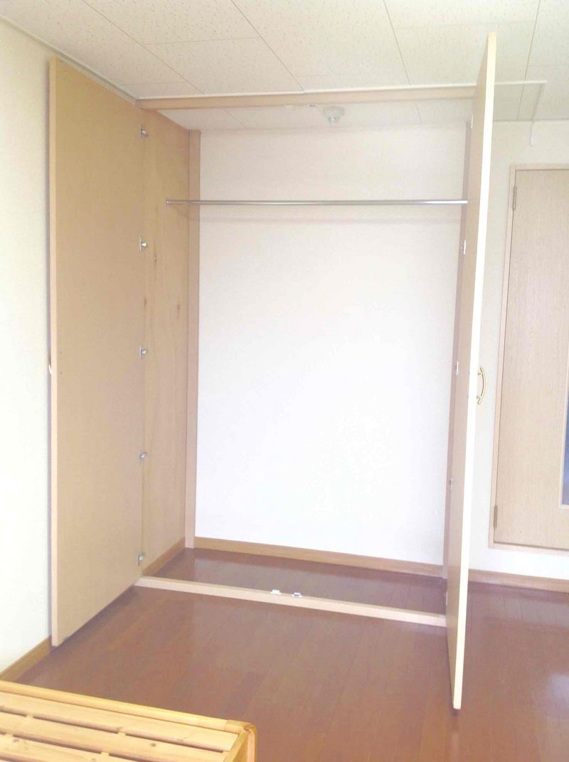 レオパレスラーク 居間