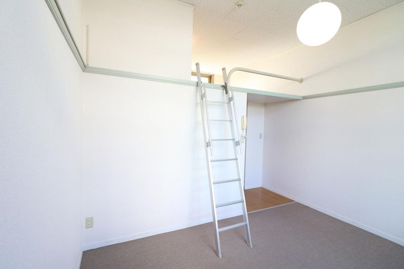 レオパレスフォレスト 居間