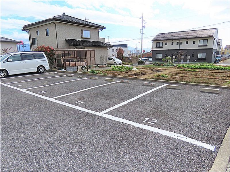 レオパレス若槻 駐車場