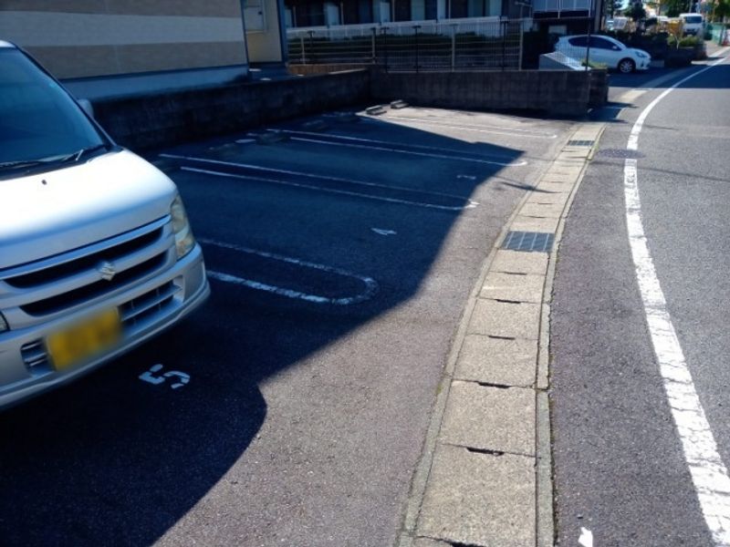レオパレスウイング朝日ヶ丘 駐車場