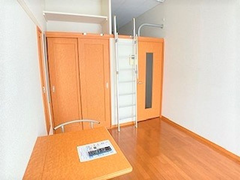 レオパレス甲東園 居間