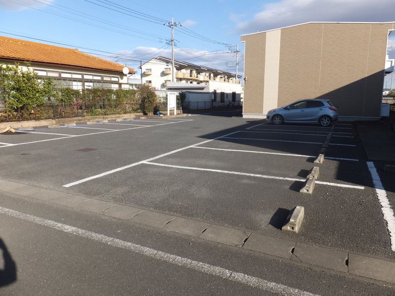 レオパレスアイトリアー 駐車場