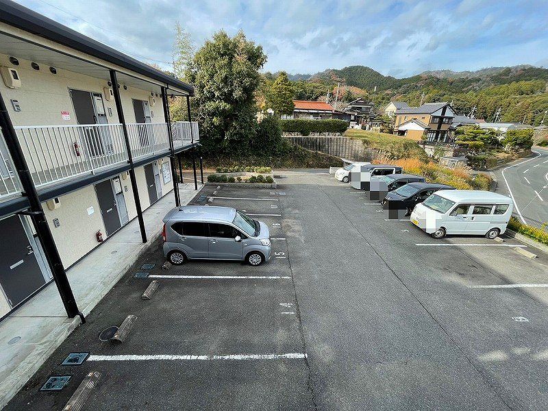 レオパレスＹＯＵ 駐車場