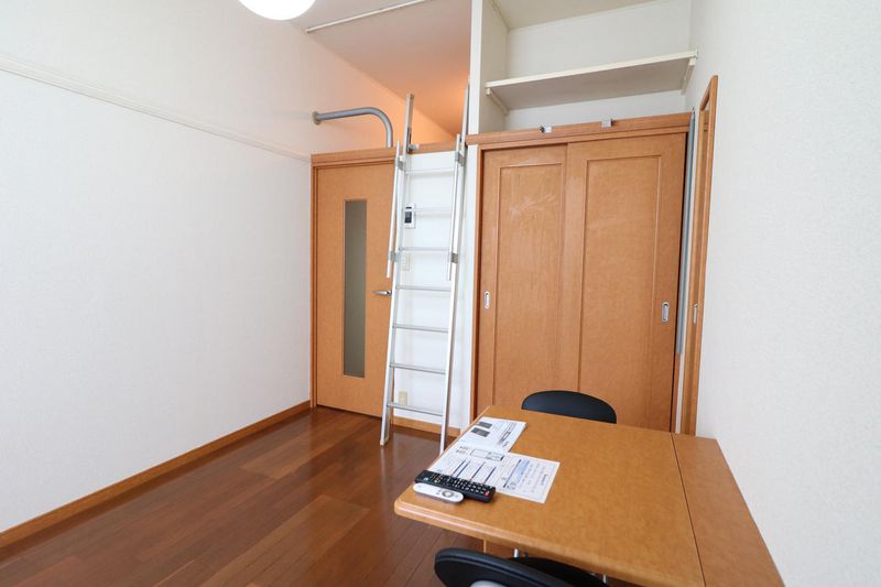 レオパレスみかげ 居間