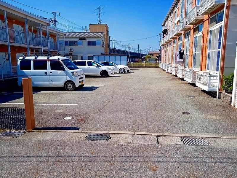 レオパレスまつい 駐車場