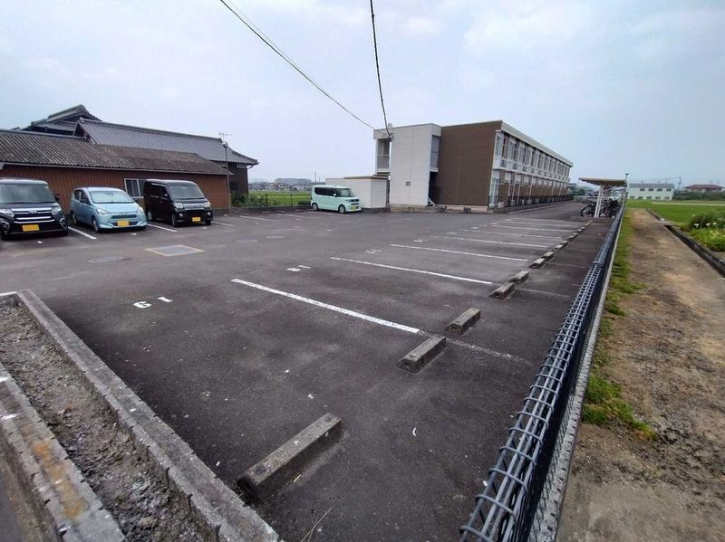 レオパレス由良 駐車場