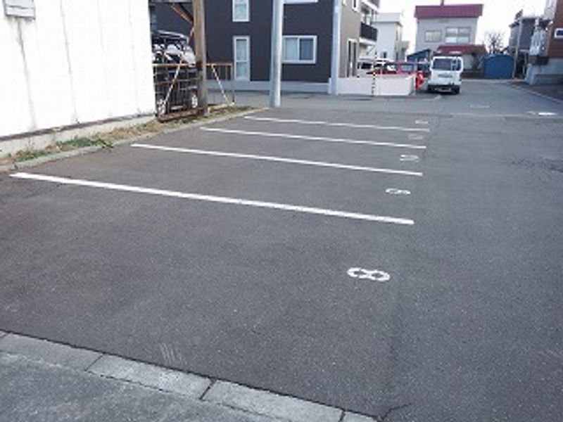 レオパレスサンライズ苗穂 駐車場