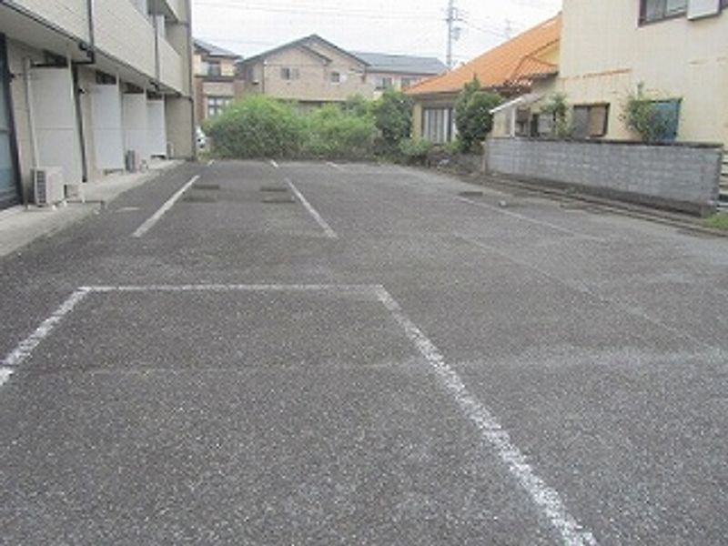 レオパレスヨツヤ 駐車場