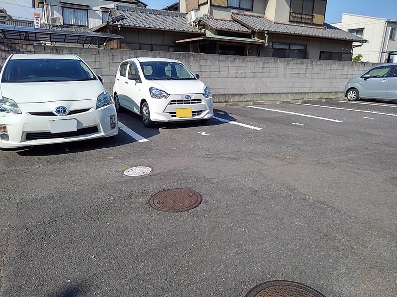 レオパレスレインボー 駐車場