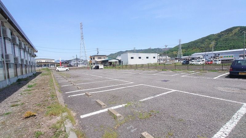 レオパレスミノフルール 駐車場