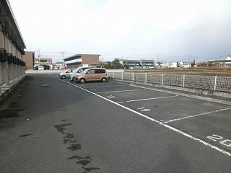 レオパレスパッション 駐車場