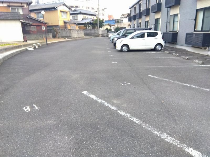 レオパレス観音寺 駐車場