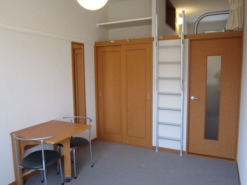 レオパレスラ　ミュゼ 居間