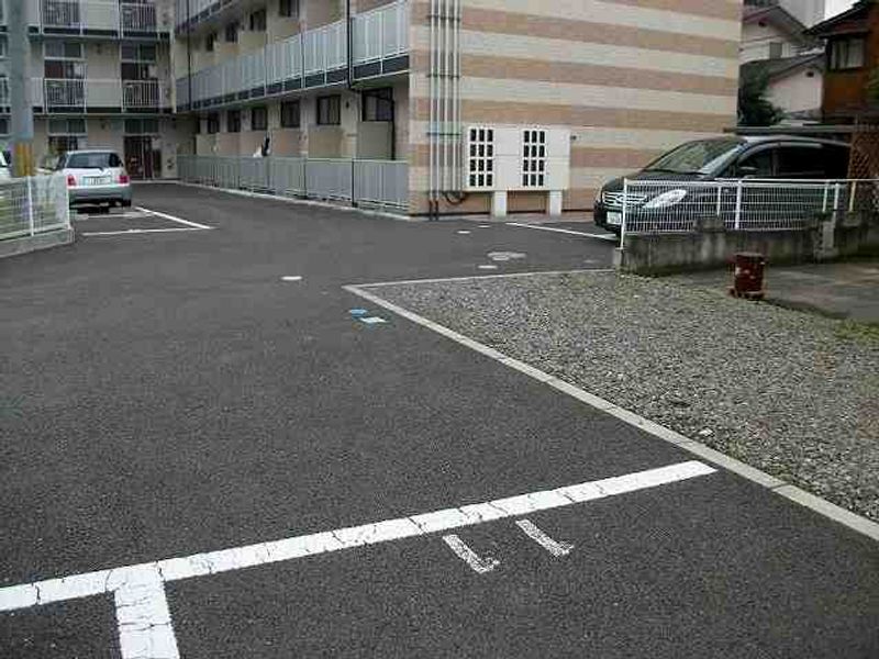 レオパレスヒルウイング 駐車場