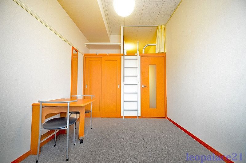 レオパレスガーネット合川 居間