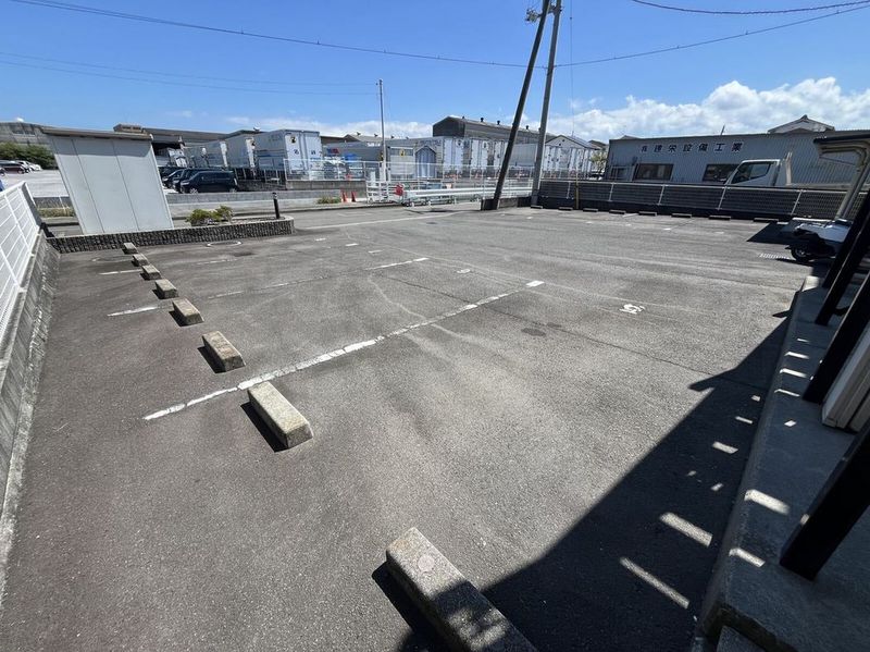 レオパレスエクレール松山 駐車場