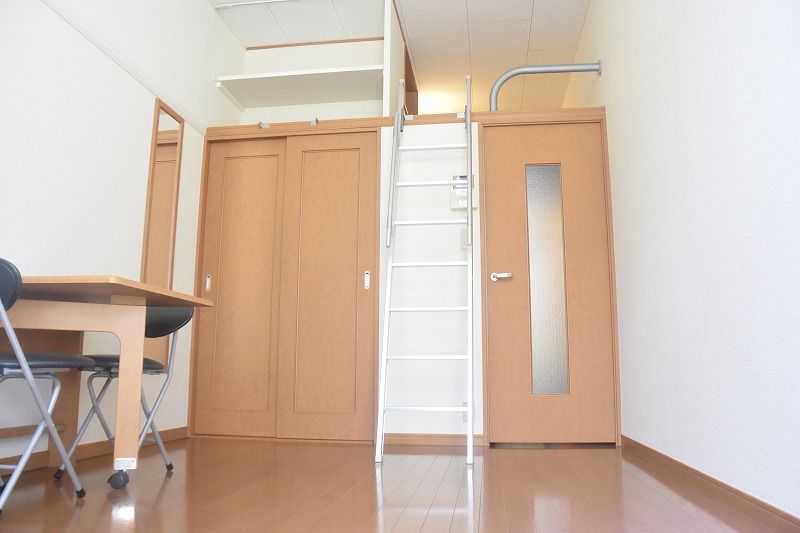 レオパレス南桜塚 居間