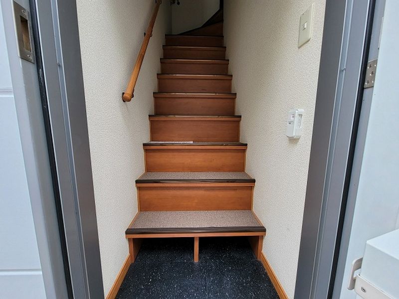 レオパレス石野 玄関