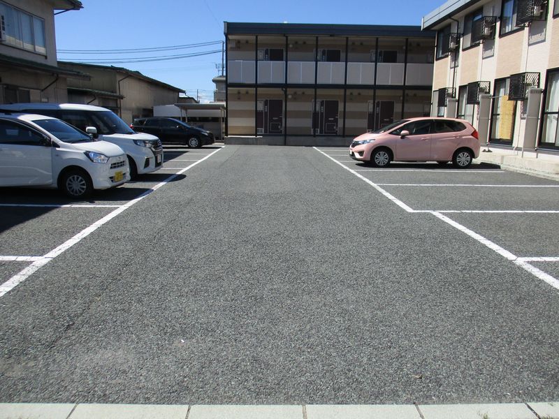 レオパレスシャイン 駐車場