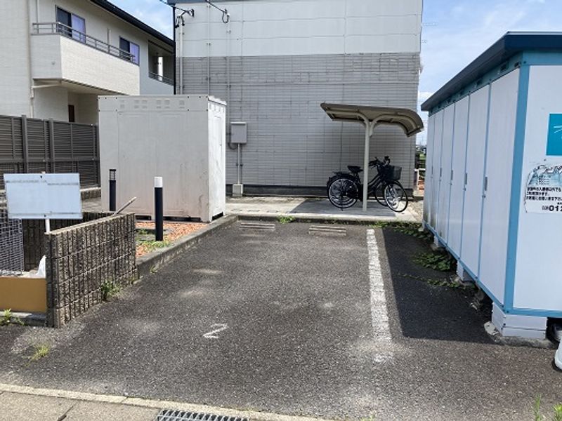 レオパレスＷＥＳＴ　ＷＩＮＧ 駐車場