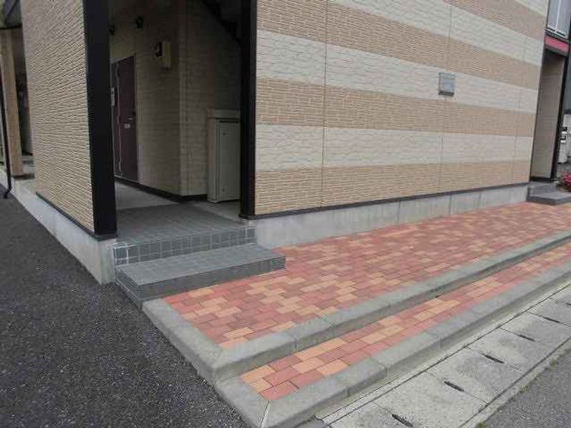 レオパレスＫＡＭＩＮＯＫＡＷＡ エントランス
