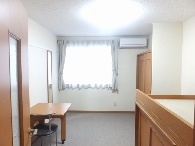 レオパレスＥＡＳＥⅢ 居間