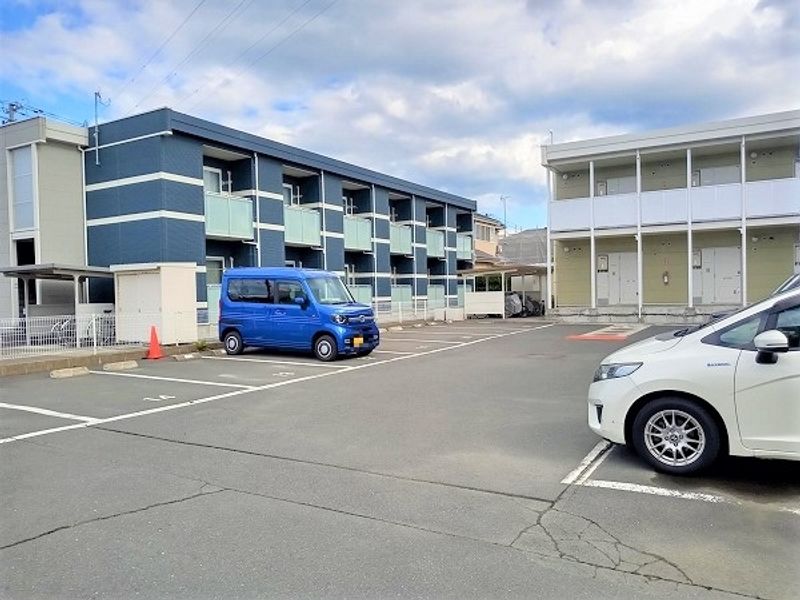レオパレスアイランド 駐車場