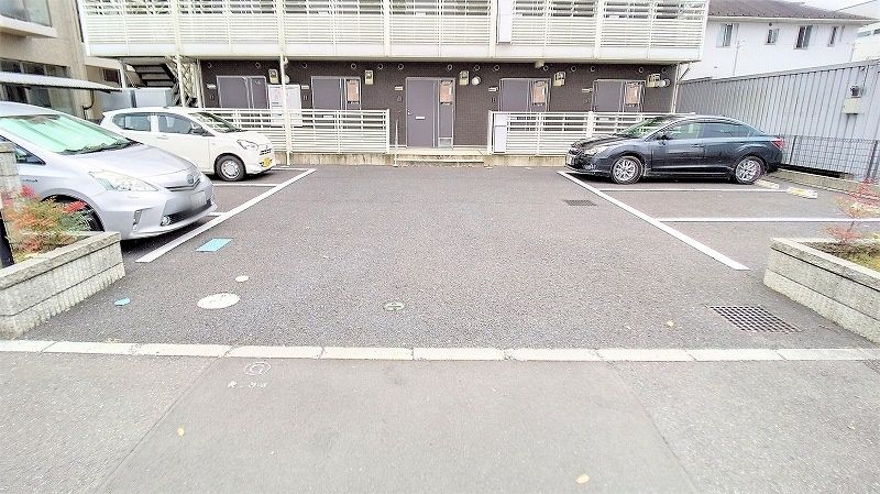 レオネクストヴィラージュ 駐車場