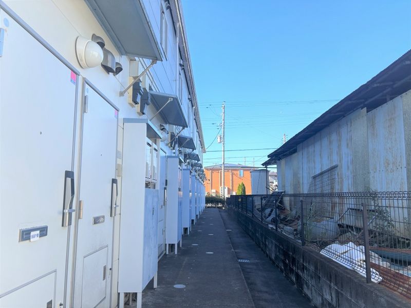 レオパレスフローラ 玄関
