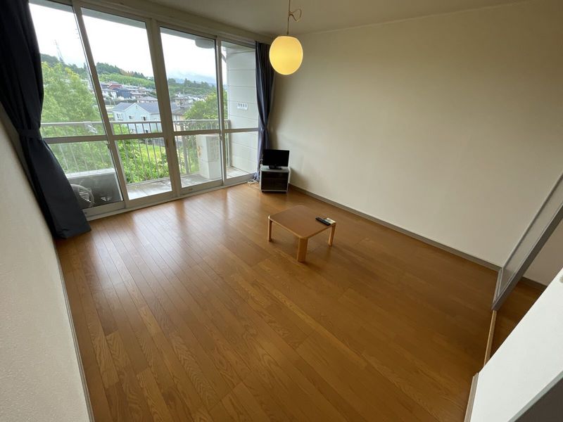 レオパレス神田 居間
