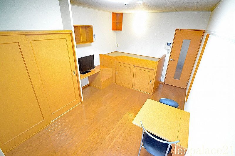 レオパレスレジデンス恵 居間