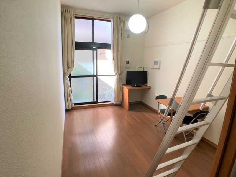 レオパレスプチ　ジャルダン 居間