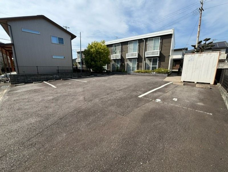 レオパレス豊岡 駐車場