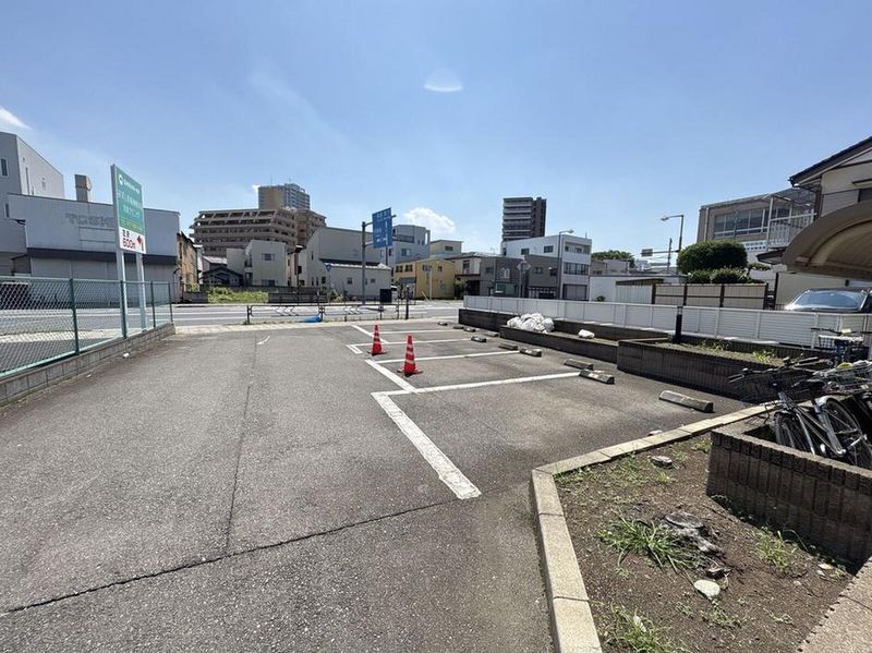 レオパレスバックス 駐車場