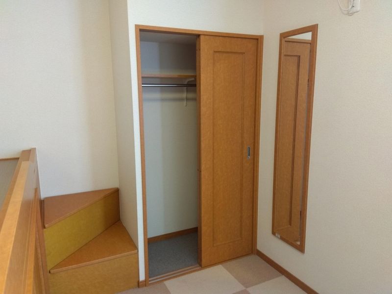 レオパレスラ　スリーズ 収納