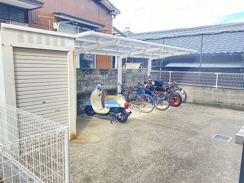 レオパレスアビテ岩見 駐車場