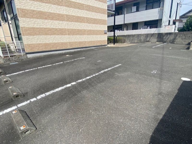 レオパレスエヌズハイツ 駐車場
