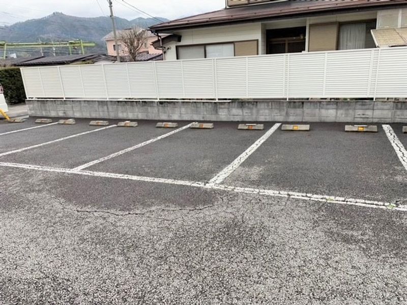 レオパレス新西原 駐車場