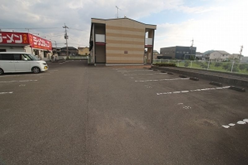 レオパレス与奈泉 駐車場