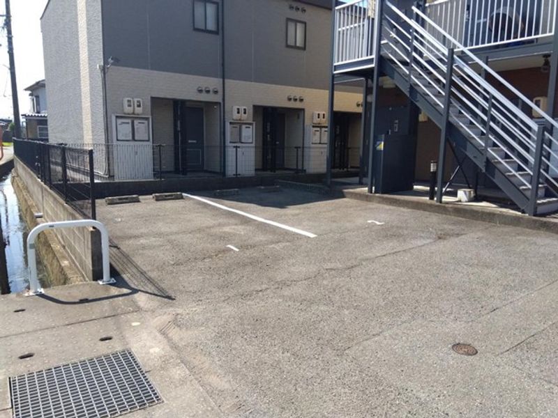 レオパレスオンフルール 駐車場