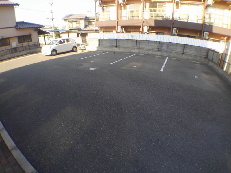 レオパレスフォンテーヌ高松 駐車場