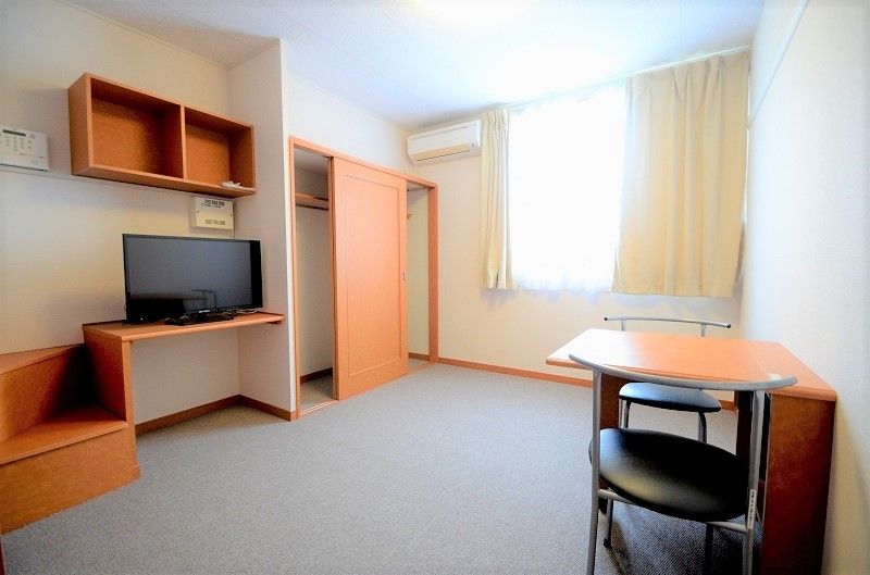 レオパレスｐｉｎｅ　ｃｒｅｓｔ 居間