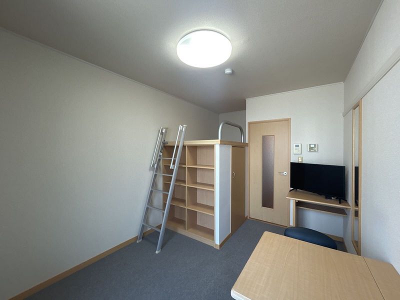 レオパレスクローバー 居間