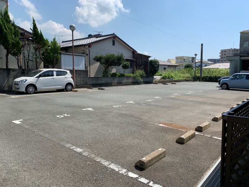 レオパレスユニバーサルヒーロー 駐車場