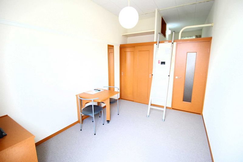 レオパレスサンクォーレ 居間