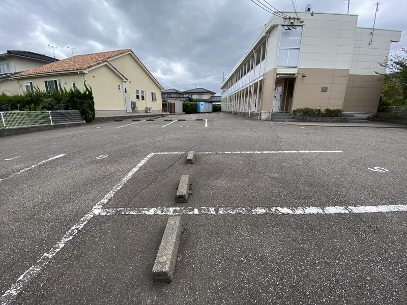 レオパレスプラージュ 駐車場