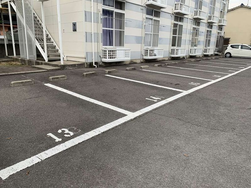 レオパレスブルーマリンⅡ 駐車場