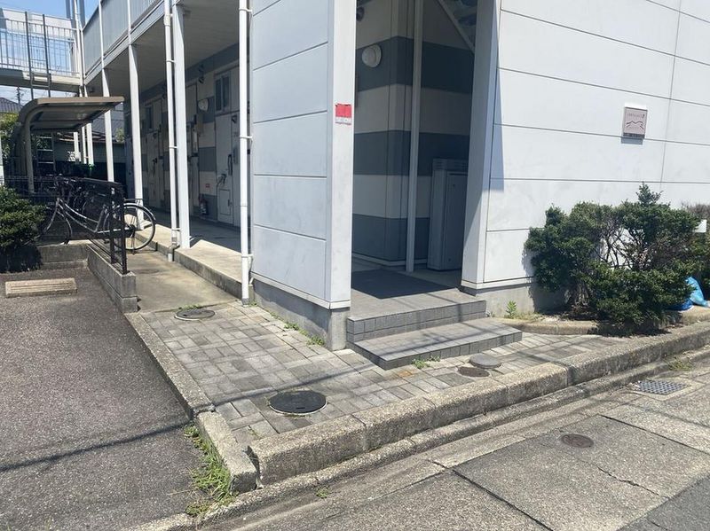 レオパレス愛和 エントランス