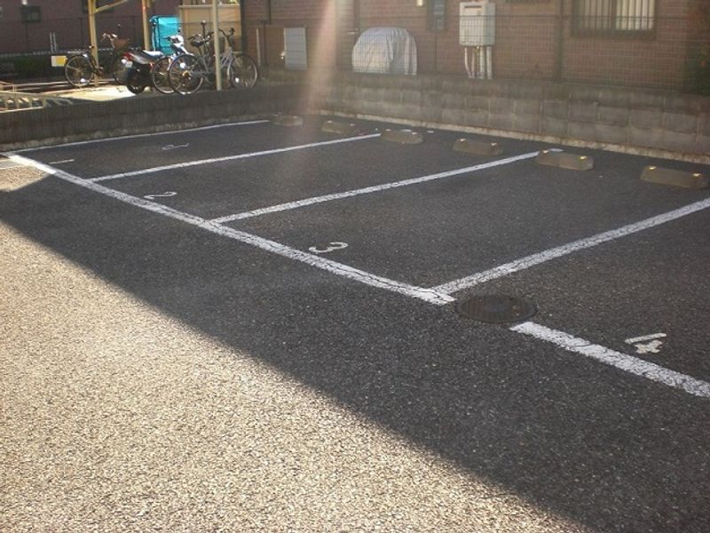 レオパレスフラワー 駐車場